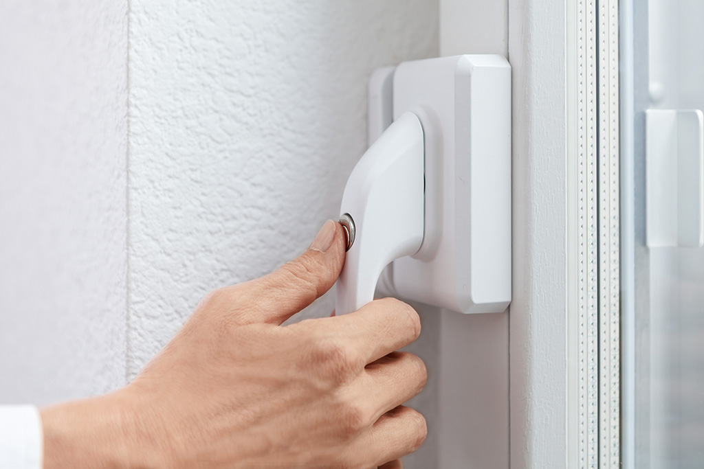 Fenstersicherung ABUS FO500N zur mechanischen Absicherung von Fenstern gegen Einbruch – montiert von Andreas Koegler Alarmanlagen Wien